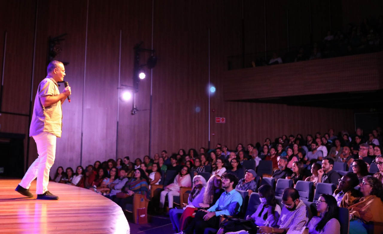 Fronteiras do Pensamento 2025: Psicologia e Literatura debatem a subjetividade contemporânea na 10ª Edição do Evento em Salvador